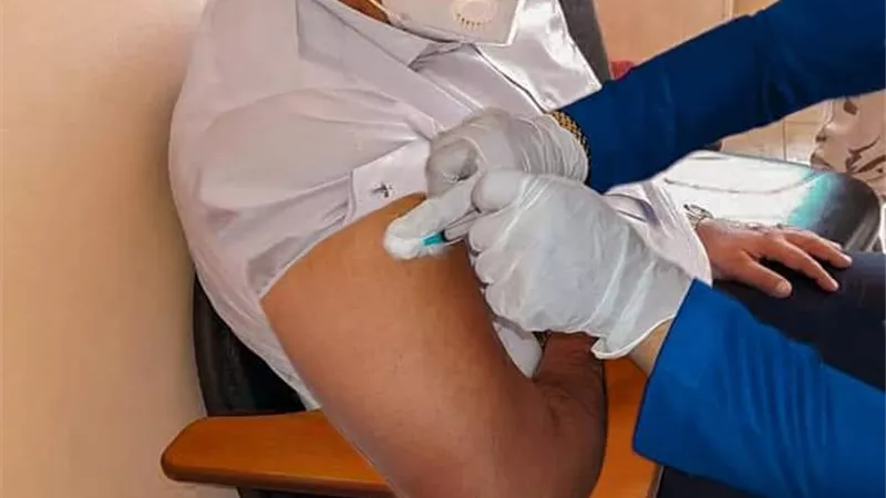 محافظ الوادى الجديد يتلقي لقاح كورونا ويناشد المواطنين التسجيل للوقاية والأمان