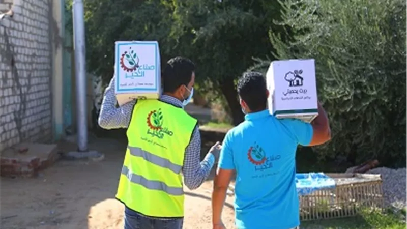 صناع الخير وساويرس للتنمية يوزعان 15 طن مواد غذائية