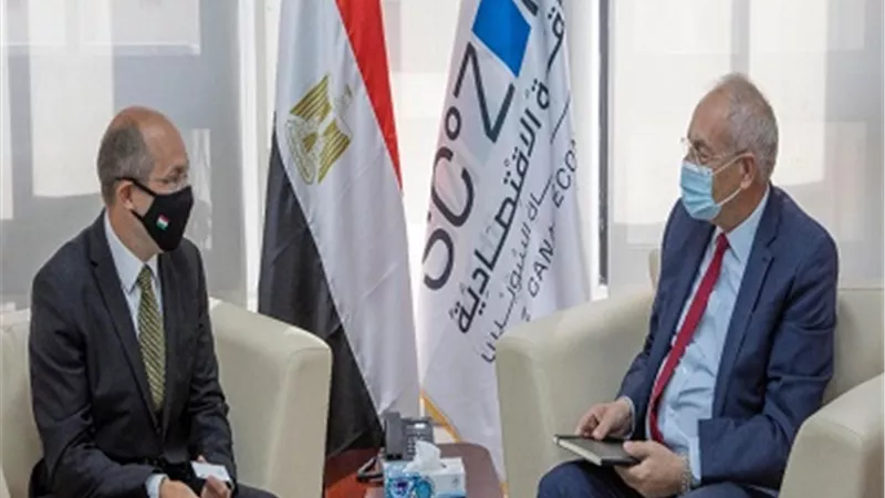 رئيس المنطقة الاقتصادية يبحث الفرص الاستثمارية مع السفير المجرى بالقاهرة