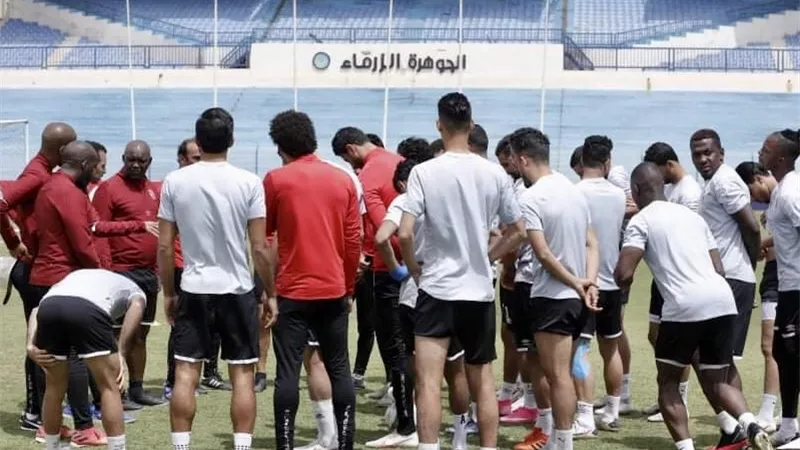 محاضرة قصيرة للاعبين قبل انطلاق مران الأهلي