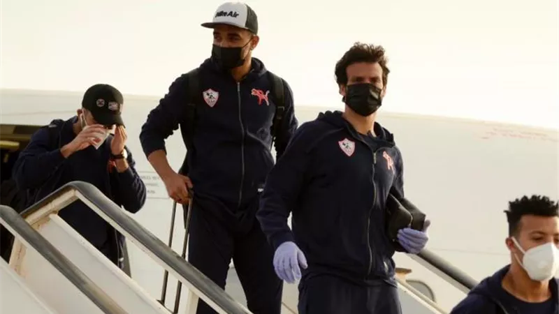 طاقم الطائرة المتجهة للجزائر يستقبل الزمالك بالورود والأعلام