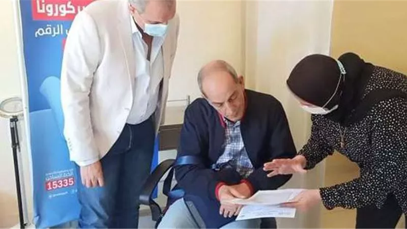 شاهد.. هشام سليم يتلقى الجرعة الأولى من لقاح فيروس كورونا فى الغردقة