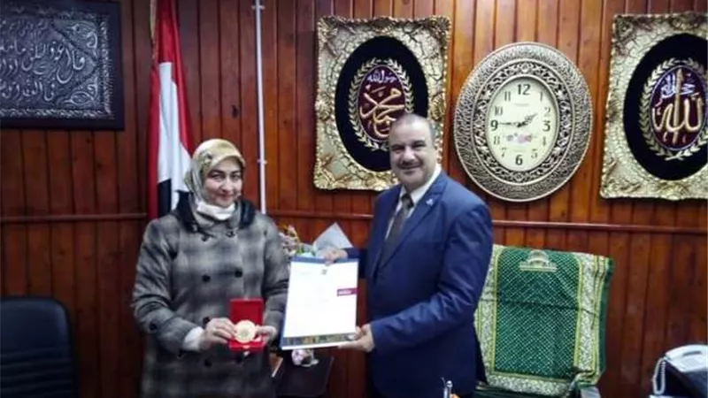 وكيل تعليم مطروح يكرم مدير عام الشئون التنفيذية بالمديرية