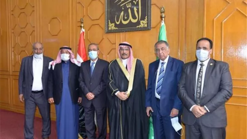 محافظ الإسماعيلية يبحث التعاون المشترك مع رئيس مجلس القبائل والعائلات المصرية..صور
