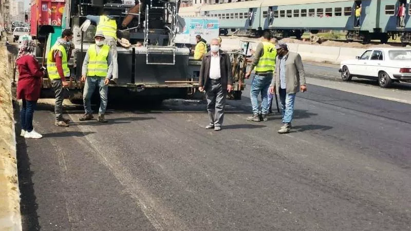 محافظ الشرقية يُتابع أعمال الرصف والتطوير الجارية بشوارع منيا القمح