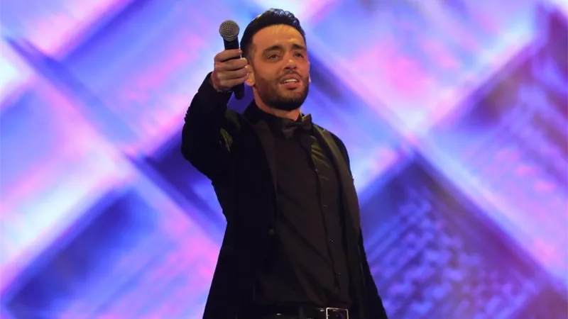 رامى جمال يمازح جمهوره فى حفله بالمنارة.. 