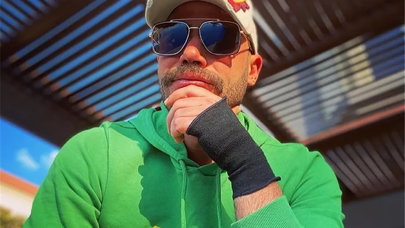 رجلي مشروخة وسنتي مكسورة وإيدي مجزوعة.. محمد إمام يعلن إصابته خلال تصوير 