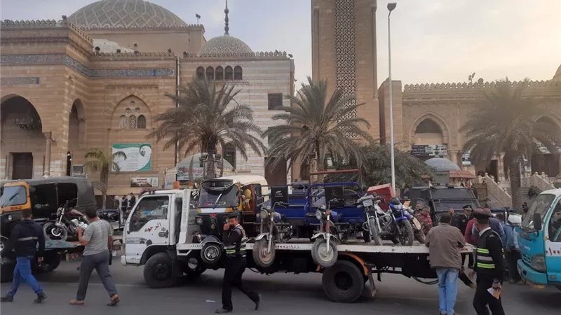 رئيس جهاز مدينة 6 أكتوبر يقود حملة لضبط المخالفات ورفع الإشغالات .. صور