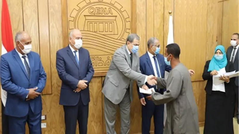 وزير القوى العاملة يسلم 4935 بوليصة تأمين تكافلي ضد الحوادث للعمالة غير المنتظمة بقنا