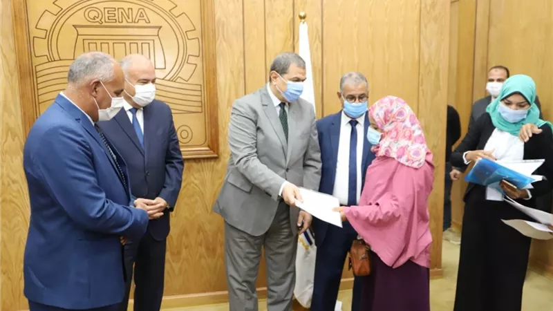 وزير القوى العاملة ومحافظ قنا يسلمان 40عقد عمل لذوي الهمم والعزيمة