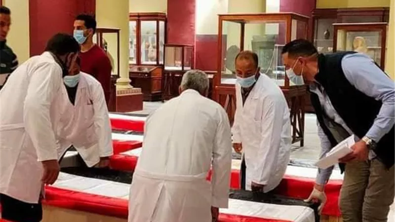 تجهيز المومياوات استعدادا للموكب المهيب ... صور