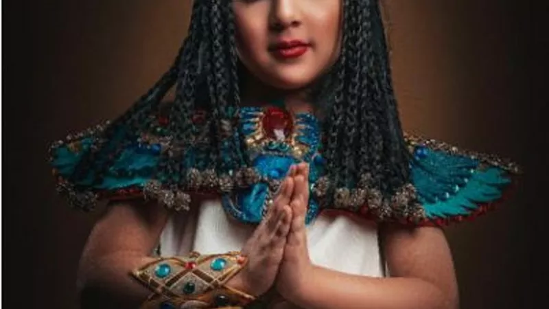 بـ الزى الفرعونى.. الطفلة مريم تخطف الانظار على السوشيال ميديا.. صور