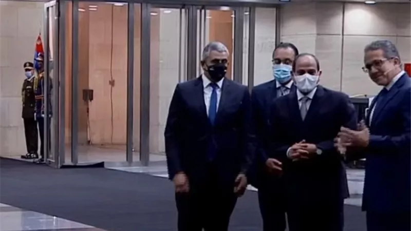 الرئيس السيسي يصل متحف الحضارة بالفسطاط لاستقبال الموكب المهيب