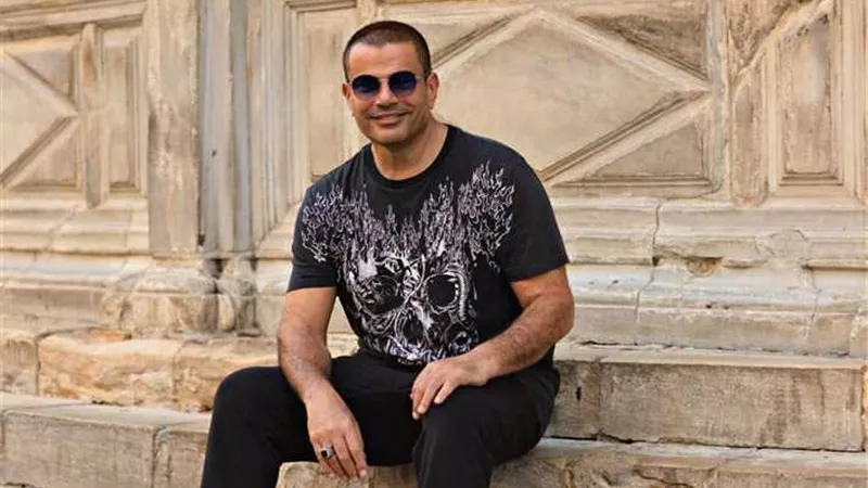 عمرو دياب يخطف الانظار برفقة اصدقائه بعد عودته من دبى