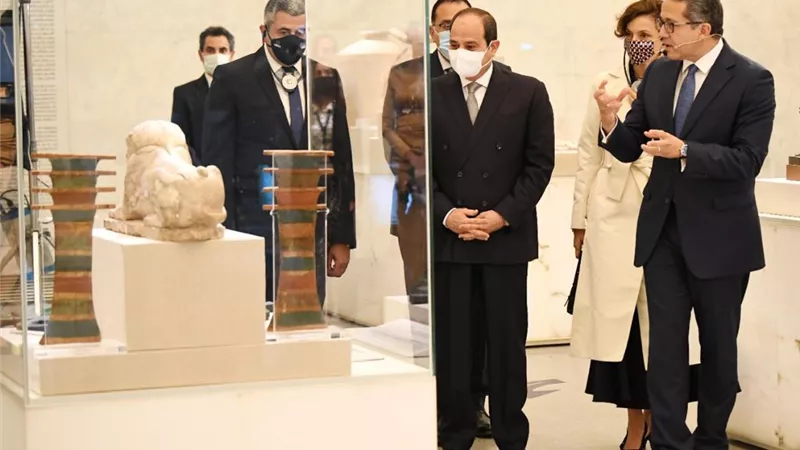 يضم قطعا نادرة .. الرئيس السيسي يستمع لشرح تفصيلي من وزير الاثار اثناء افتتاح متحف الحضارة ...صور