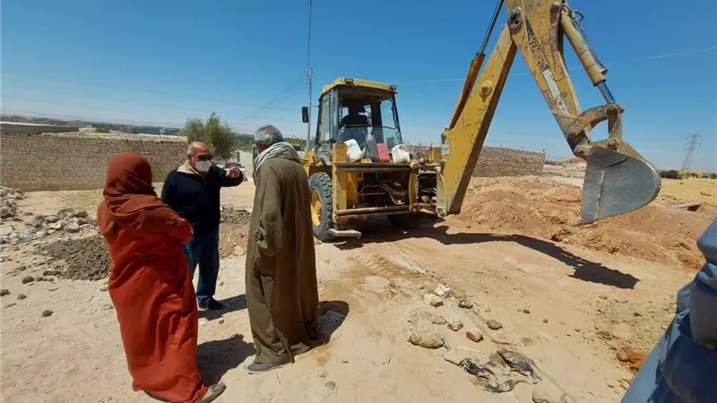 رئيس مركز إسنا جنوب الأقصر يتفقد أعمال دعم شبكة مياه الشرب بقرية الشغب