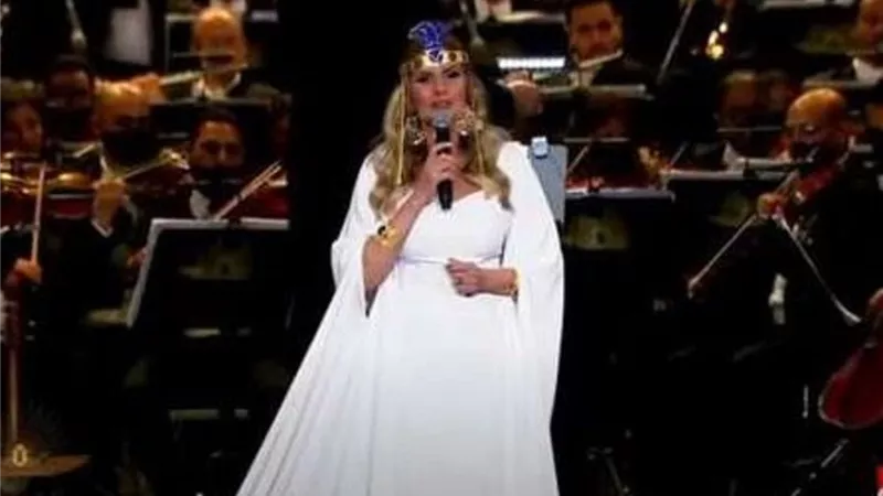 يسرا بفستان فرعونى وتاج ملكي تخطف الانظار باحتفالية نقل المومياوات