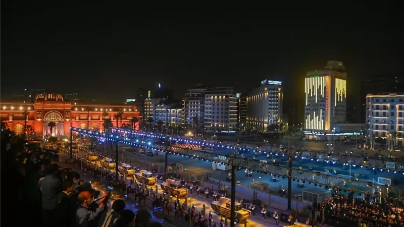 مشيدون بجهود الرئيس السيسي...أطفال مصر يشعلون مواقع التواصل الإجتماعي بلقطات من الموكب الذهبي