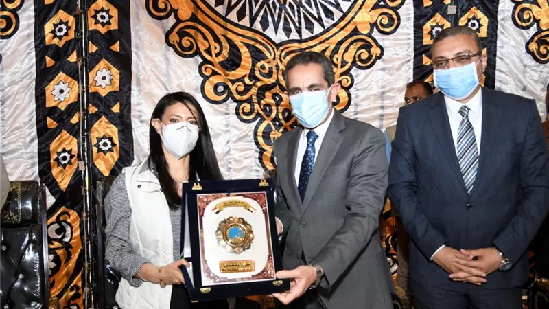 وزيرة التعاون ومحافظ الغربية يتفقدان مراكز تجميع الألبان بقطور-صور