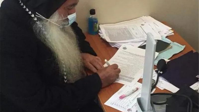 أسقف نجع حمادى يتلقى الجرعة الأولى من لقاح كورونا