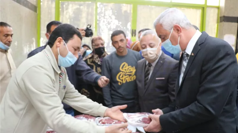 رئيس جامعة المنوفية يفتتح معرضا للمنتجات الغذائية بكلية الزراعة