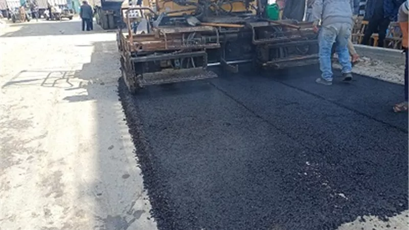 بدء رصف طريق كحيل ١٨ بكفر البطيخ بدمياط
