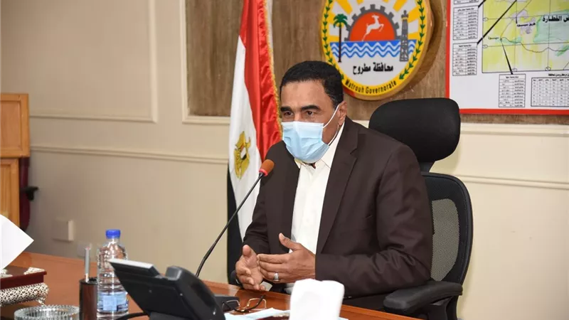 محافظ مطروح: تخفيض الكثافة البشرية فى كل المصالح العامة والخاصة للوقاية من فيروس كورونا