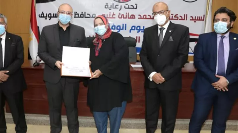 محافظ بني سويف يشهد تأبين طبيب شاب وتكريم الأمهات المثاليات