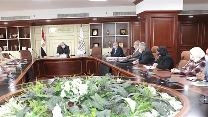 محافظ بني سويف يلتقى لجنة توريد القمح استعدادا لموسم التوريد