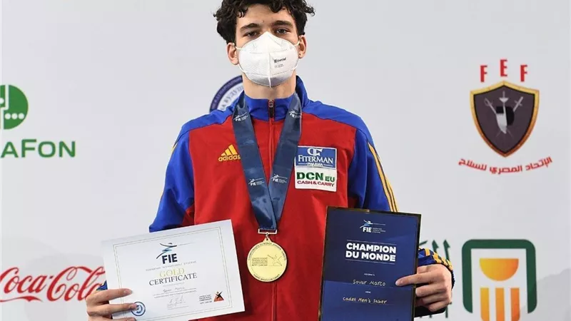 الروماني سوفار يتوج بذهبية سلاح السيف للناشئين ببطولة العالم بمصر