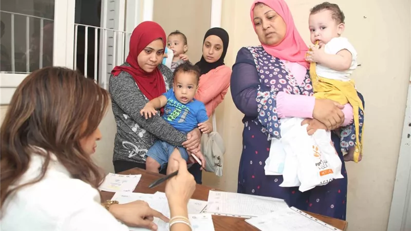 مساعدات مالية للاسر الفقيرة والكشف الطبى على الأطفال بدور الرعاية