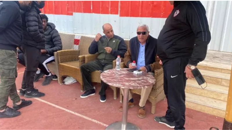 رئيس الزمالك يحضر المران .. ويجتمع بـ كارتيرون