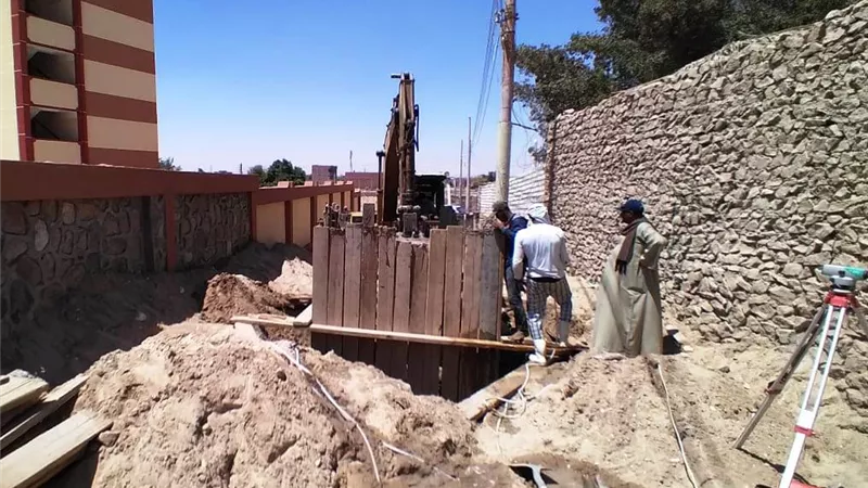 محافظ أسوان يتابع معدلات تنفيذ مشروعات تطوير الريف المصرى