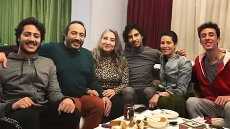 على الحجار وأسرته يحتفلون بعيد ميلاده