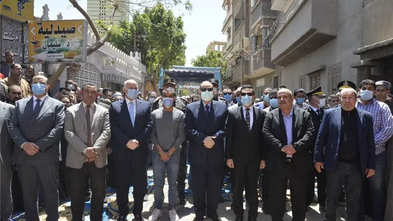 محافظ أسيوط يتقدم الجنازة العسكرية للشهيد العميد 