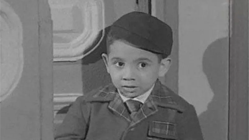 بالفيديو.. أشهر طفل في السينما يكشف تفاصيل خلاف العندليب ومخرج 