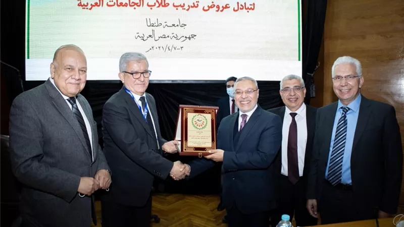 المجلس العربى للتدريب والإبداع الطلابى يكرم رئيس جامعة طنطا