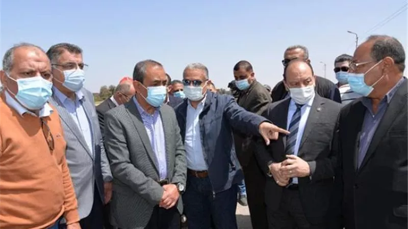 محافظ الإسماعيلية يتفقد مشروع توصيل الغاز الطبيعي بالتل الكبير .صور