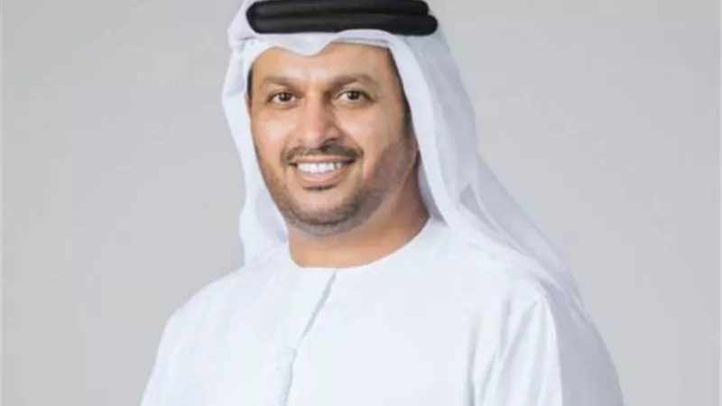 سفير الإمارات يصل محطة مصر للسفر للاقصر مستقلا قطار النوم