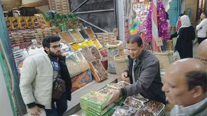 الشعب الجمهوري بالإسماعيلية يفتتح منفذا لبيع السلع بأسعار مخفضة خلال رمضان..صور