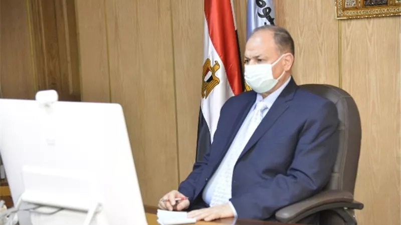 محافظ أسيوط يطمئن رئيس الوزراء عبر الفيديو كونفرانس على استعداد المحافظة لاستقبال شهر رمضان