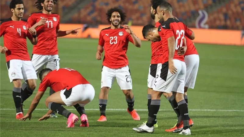 مدرب المنتخب يكشف كواليس خلاف الننى وصلاح