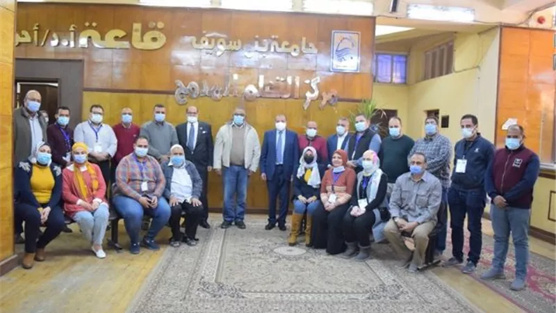 رئيس جامعة بنى سويف يلتقى العاملين بمركز التعلم المدمج.. بالصور