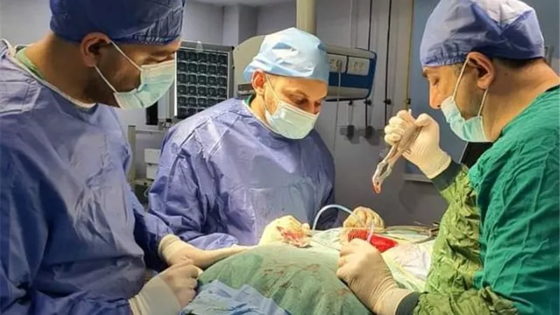 نجاح جراحة معقدة لتثبيت الفقرات الظهرية لمريض فى مستشفى مطروح.. صور