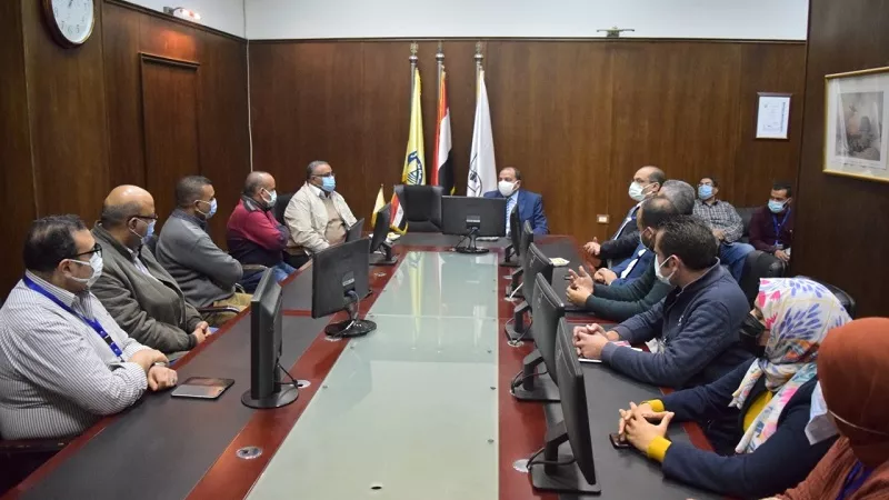 رئيس جامعة بني سويف يلتقي العاملين بمركز التعلم المدمج
