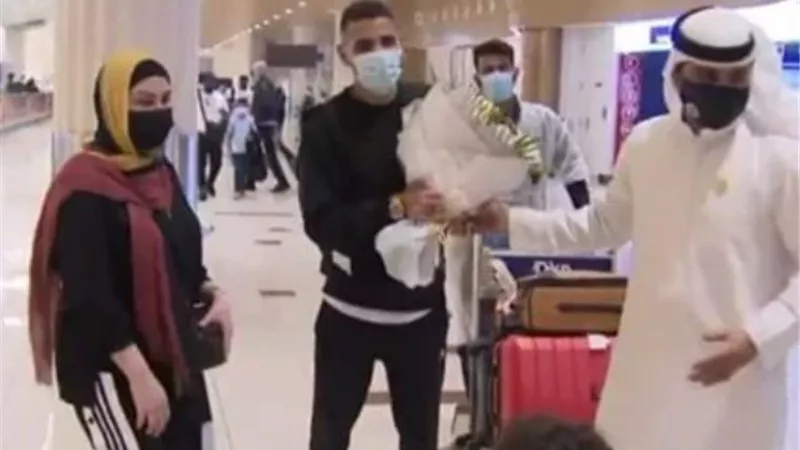 وصول مؤمن زكريا إلى الإمارات لحضور نهائي كأس الخليج العربي