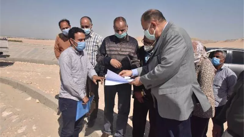 محافظ أسيوط يتفقد مشروع صرف صحي ببني غالب الصناعية