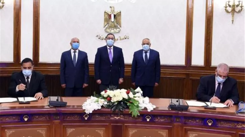 مدبولى يشهد توقيع اتفاقية عقد تصنيع وتوريد ١٠٠٠ عربة سكة حديد بضائع بين 