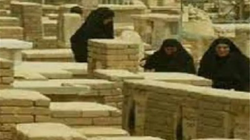 هل يجوز للمرأة زيارة للمقابر بشكل دائم؟ دار الإفتاء تجيب