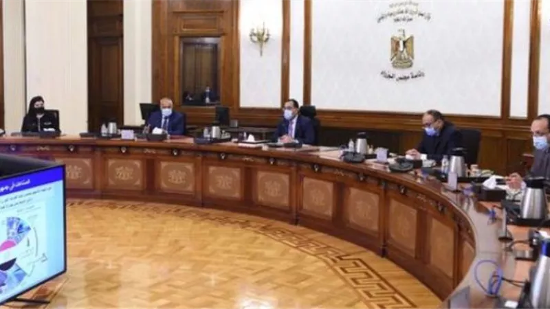 مدبولى يتابع مع رئيس الهيئة العربية للتصنيع خطة تصنيع 1000 عربة بضائع